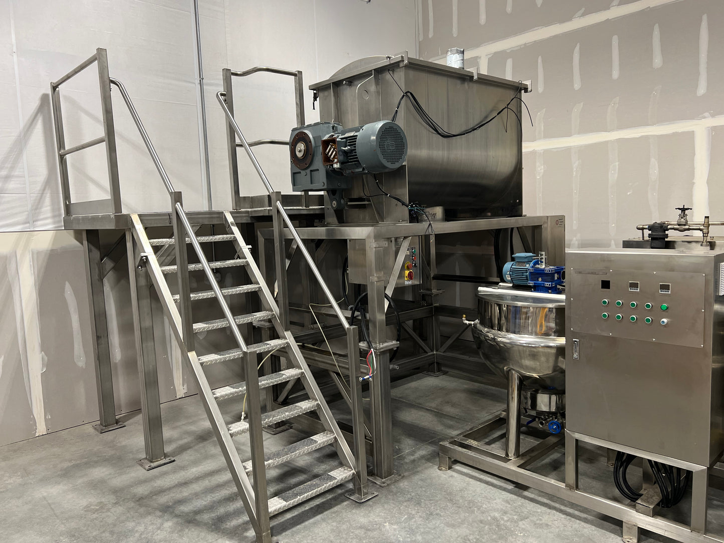 40 Cubic Foot Stainless Steel Powder Ribbon Blender with Platform, Stairs - refurbished